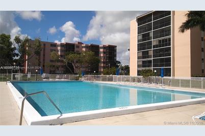 20840 San Simeon Way #702, Miami, FL 33179 - Photo 1