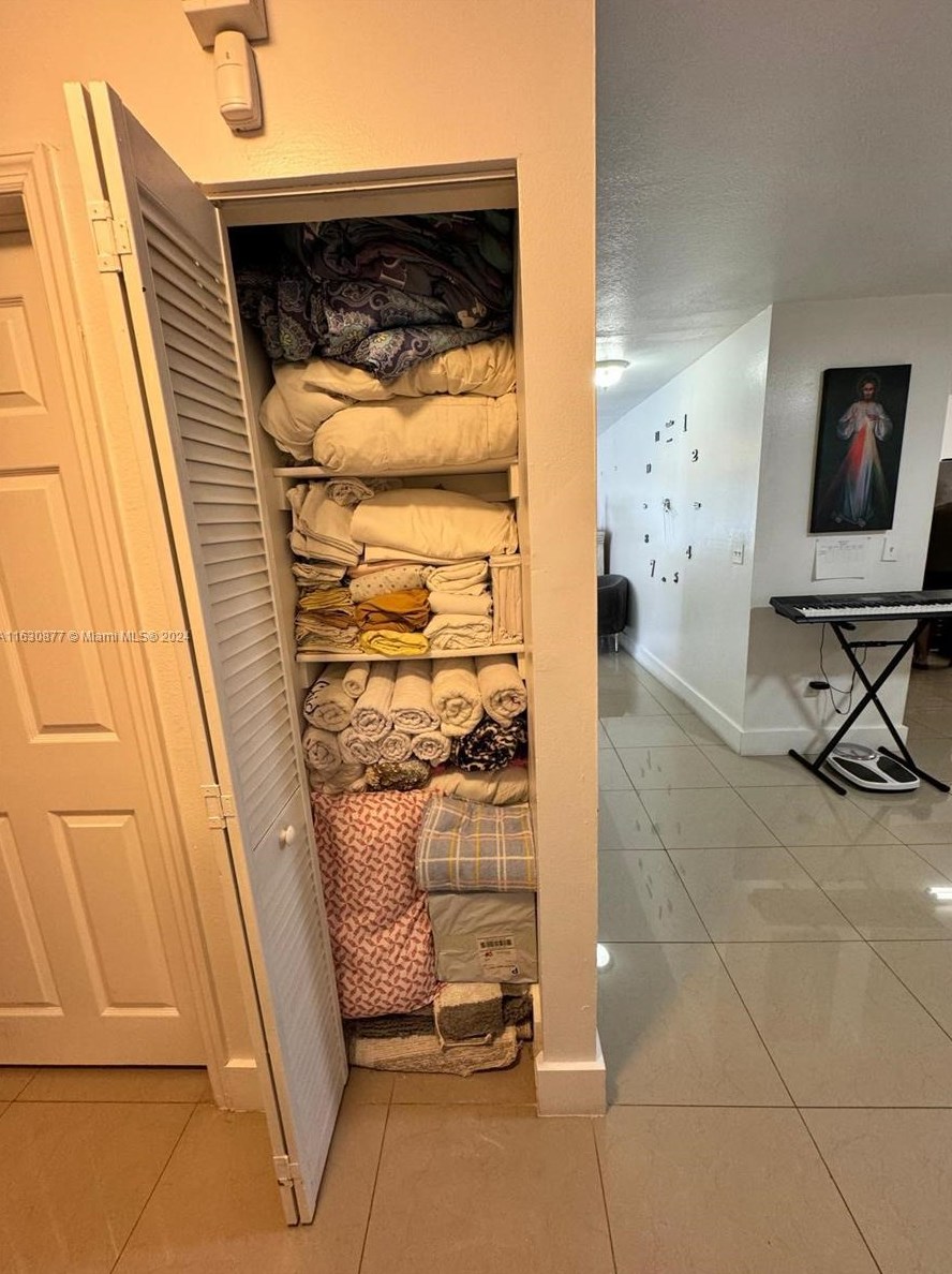 952 136 Pl, Miami FL 33175-1043 exterior