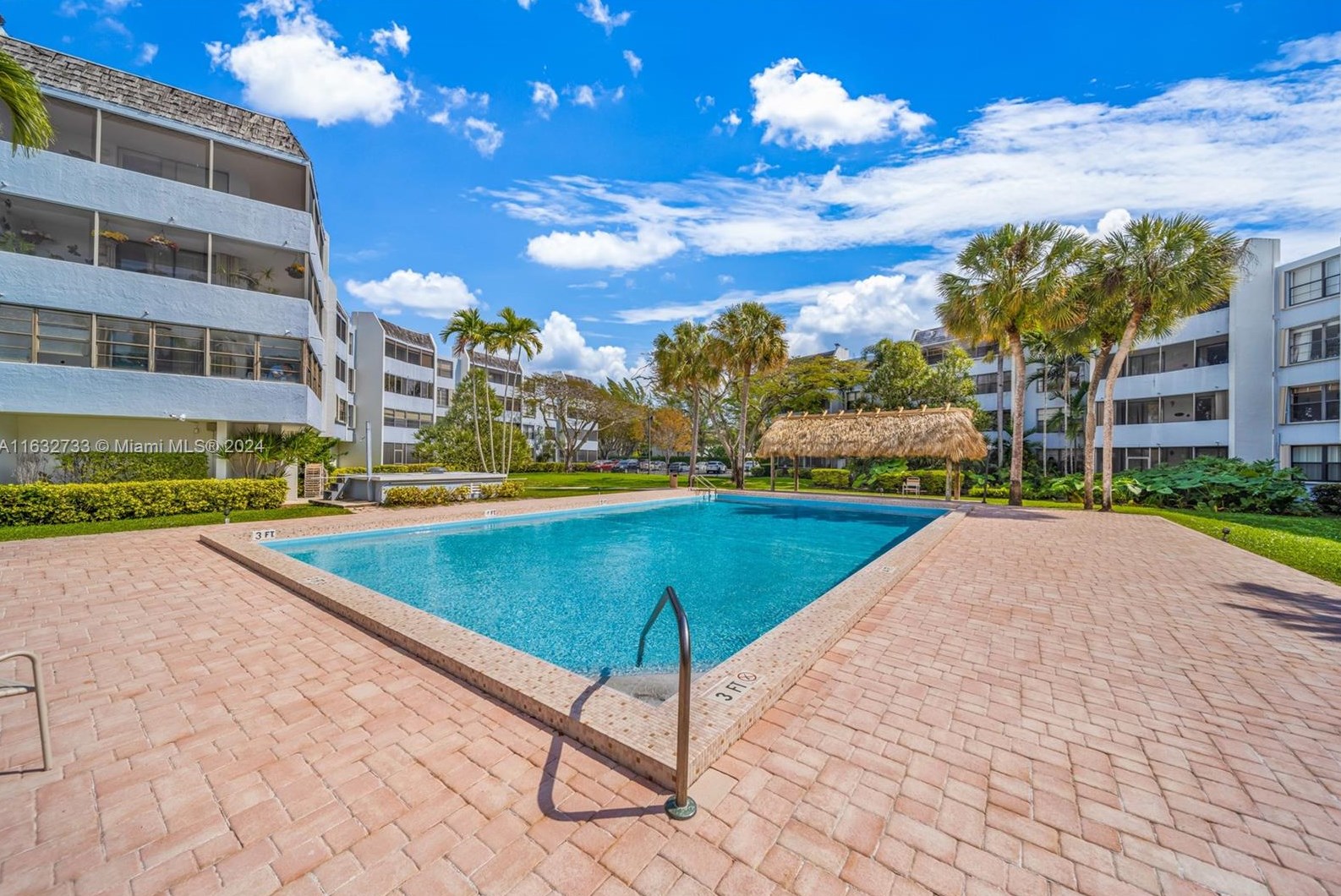 10850 Kendall Dr, Miami FL  exterior