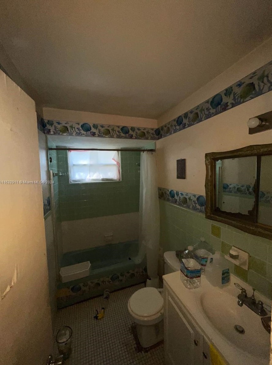 1560 154 St, Miami FL 33054-2930 exterior