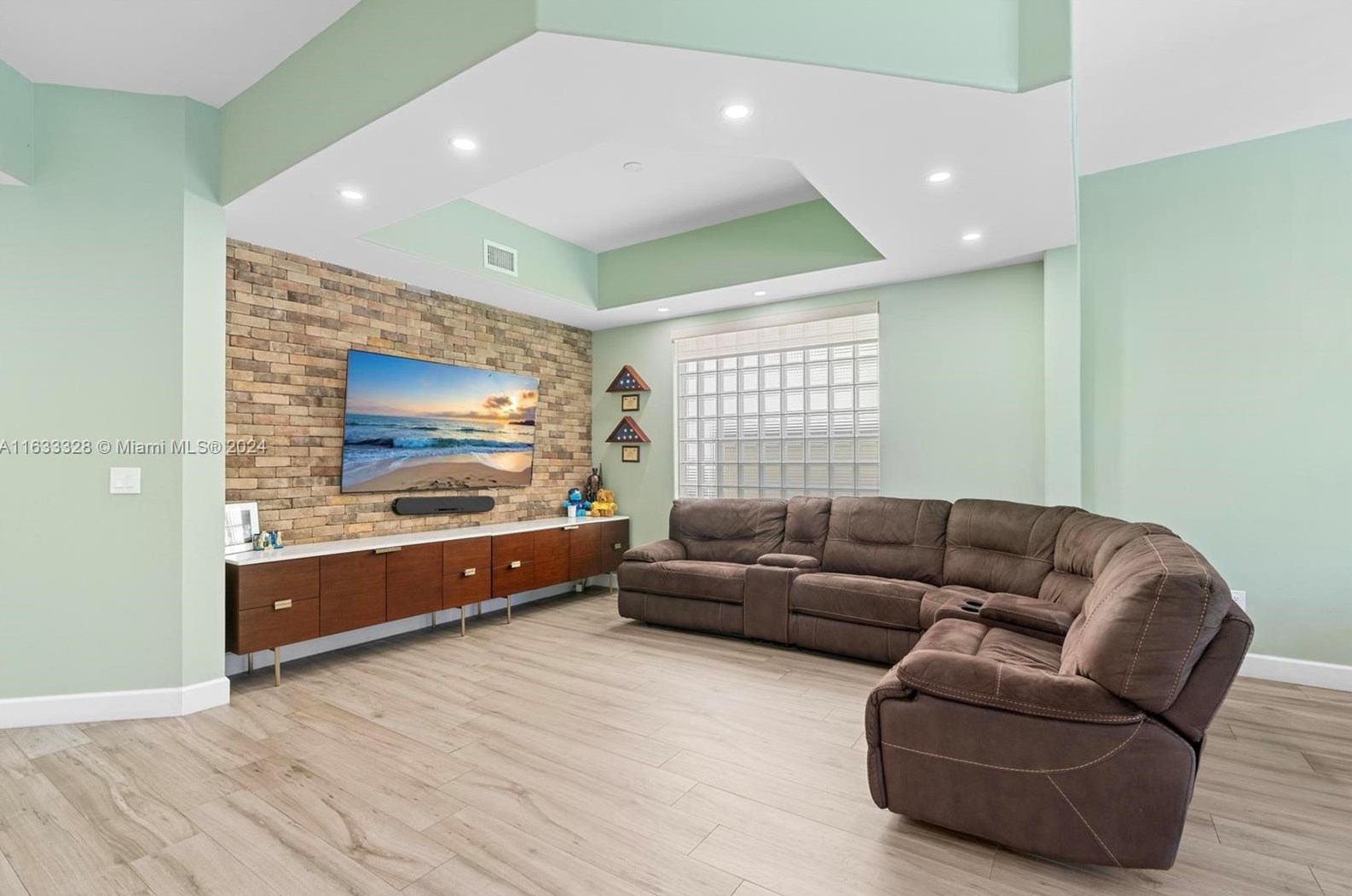 3227 212th St, Miami FL 33056-1014 exterior