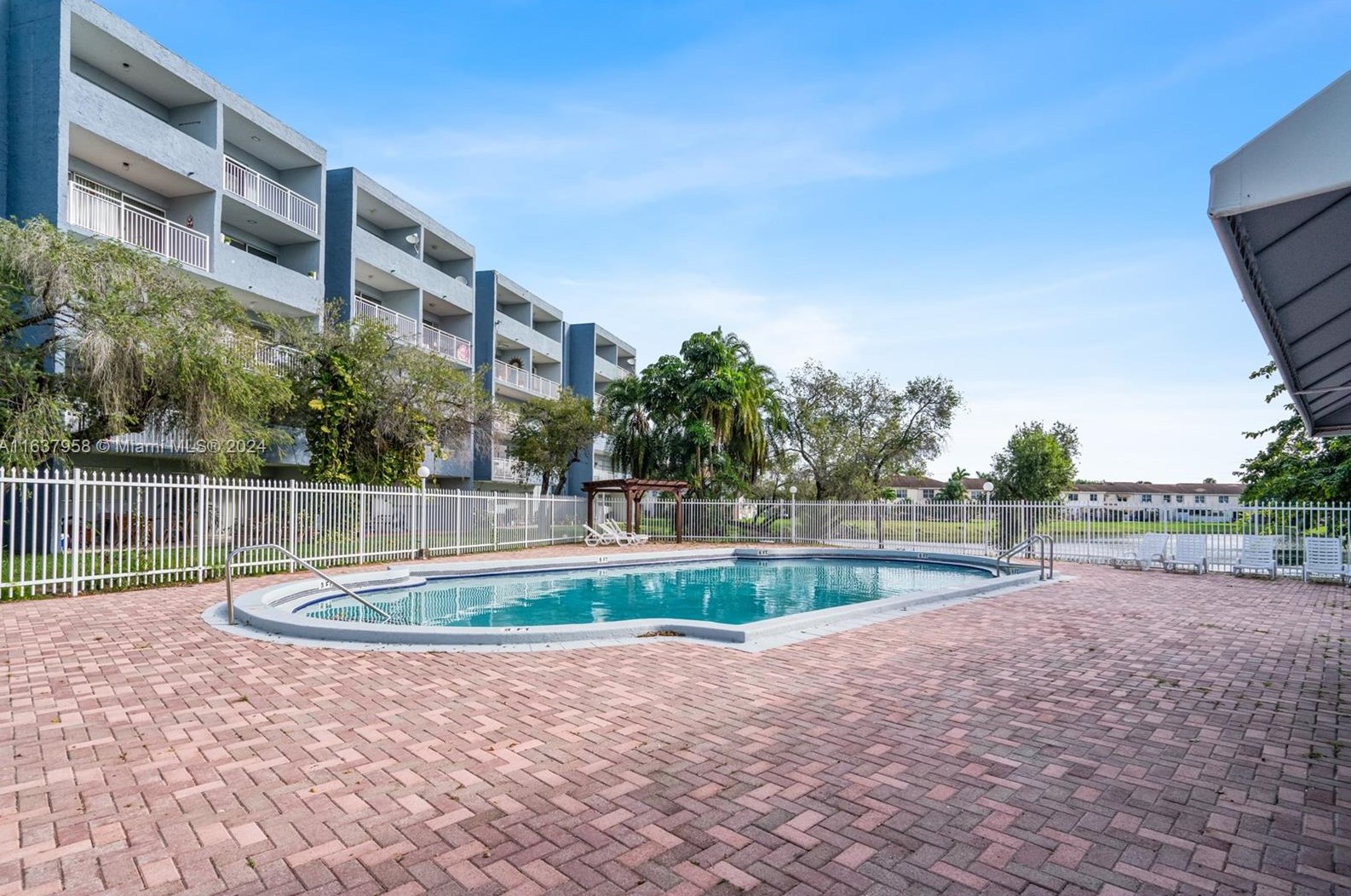 9371 Fontainebleau Blvd, Miami FL  33172-5687 exterior