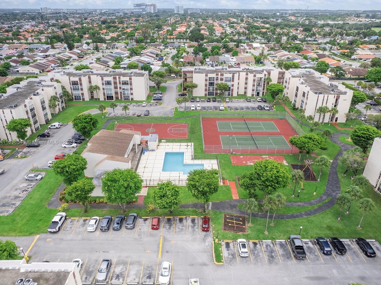 9441 4th St, Miami FL 33174-2070 exterior