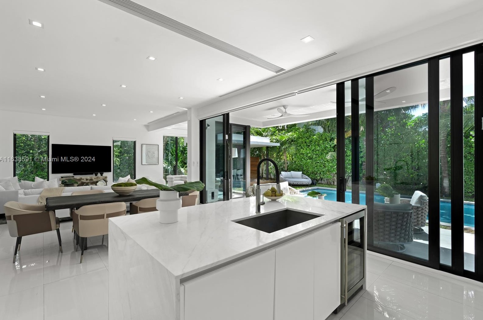 4489 Michigan Ave, Miami Beach FL  33139-6013 exterior