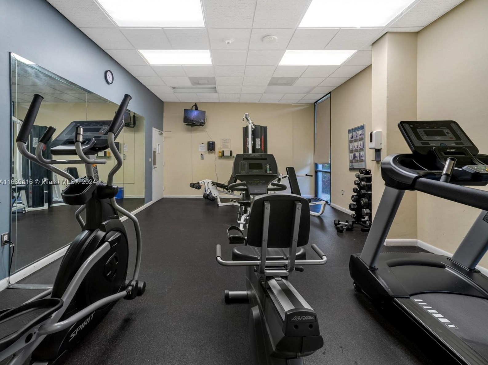 20100 Country Club Dr, Miami FL 33180-1672 exterior