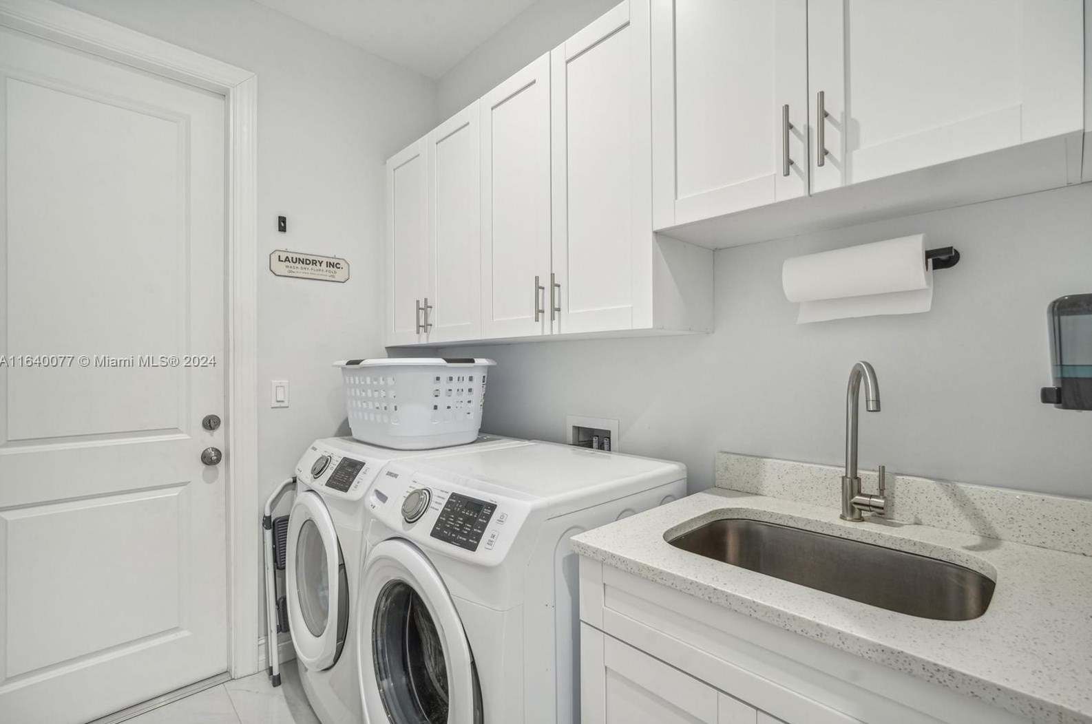 2829 18 Ave, Naples FL 34120-4524 exterior