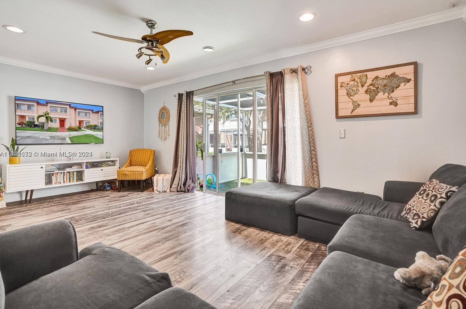 824 208 Dr, Hollywood FL  33029-2151 exterior