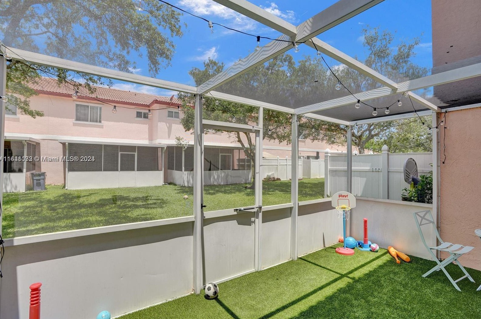 824 208 Dr, Hollywood FL  33029-2151 exterior
