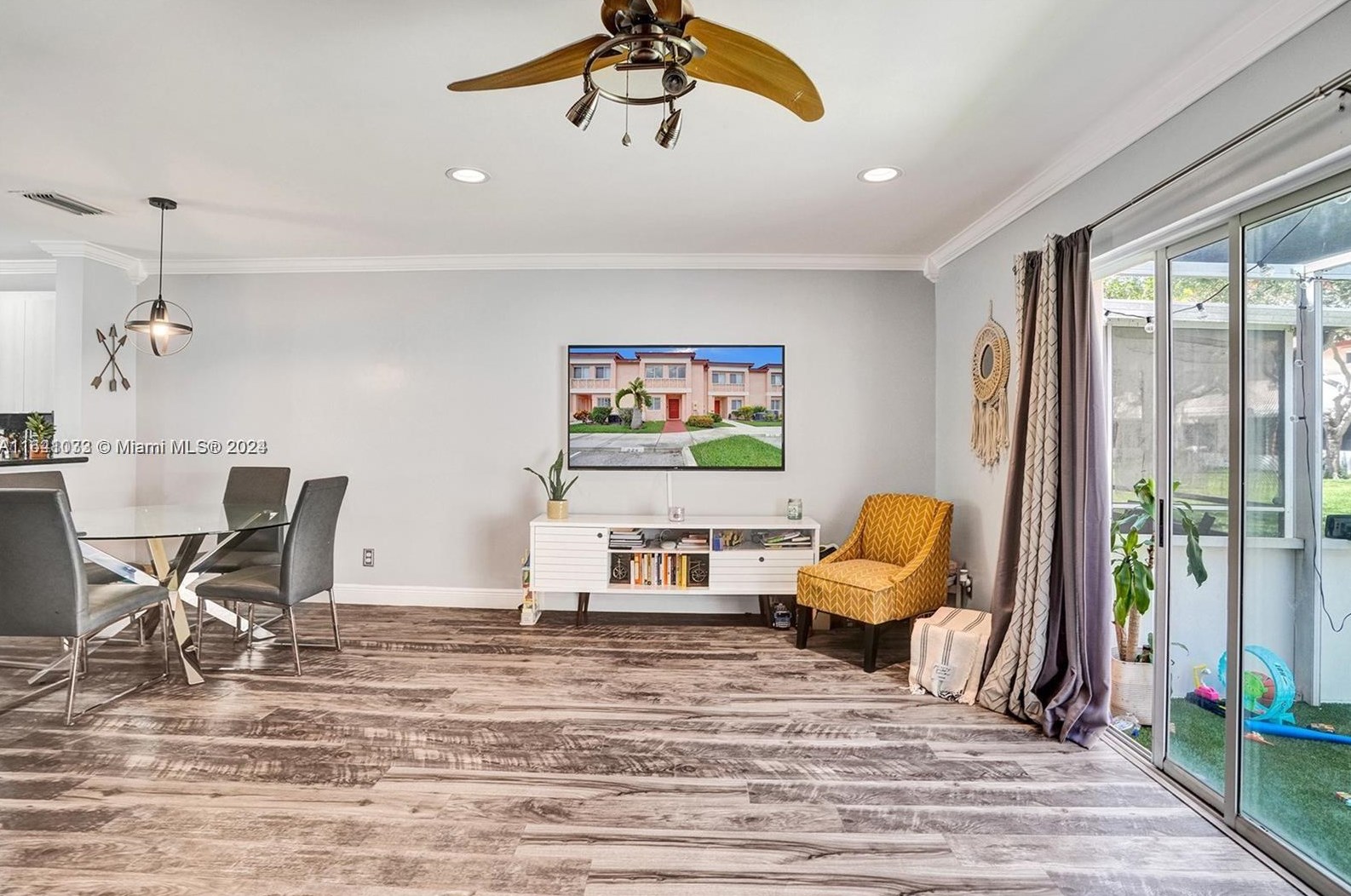 824 208 Dr, Hollywood FL  33029-2151 exterior
