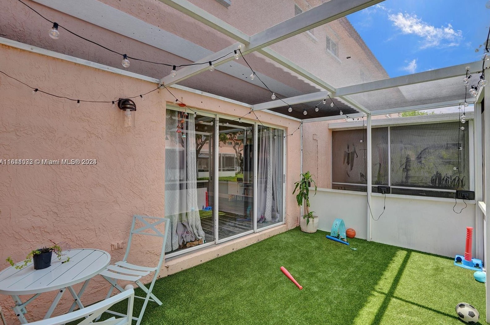 824 208 Dr, Hollywood FL  33029-2151 exterior