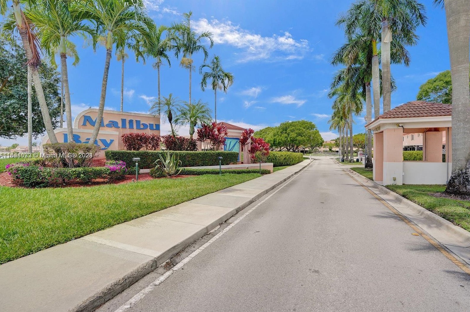 824 208 Dr, Hollywood FL  33029-2151 exterior