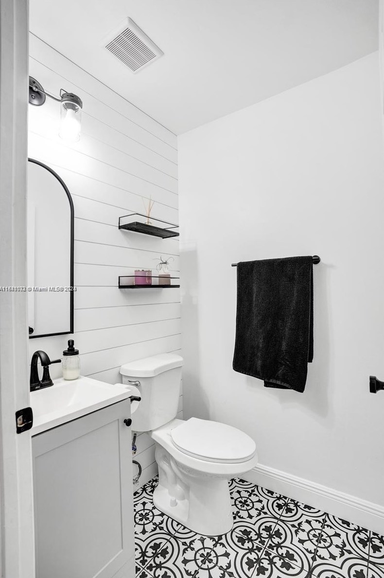 824 208 Dr, Hollywood FL  33029-2151 exterior