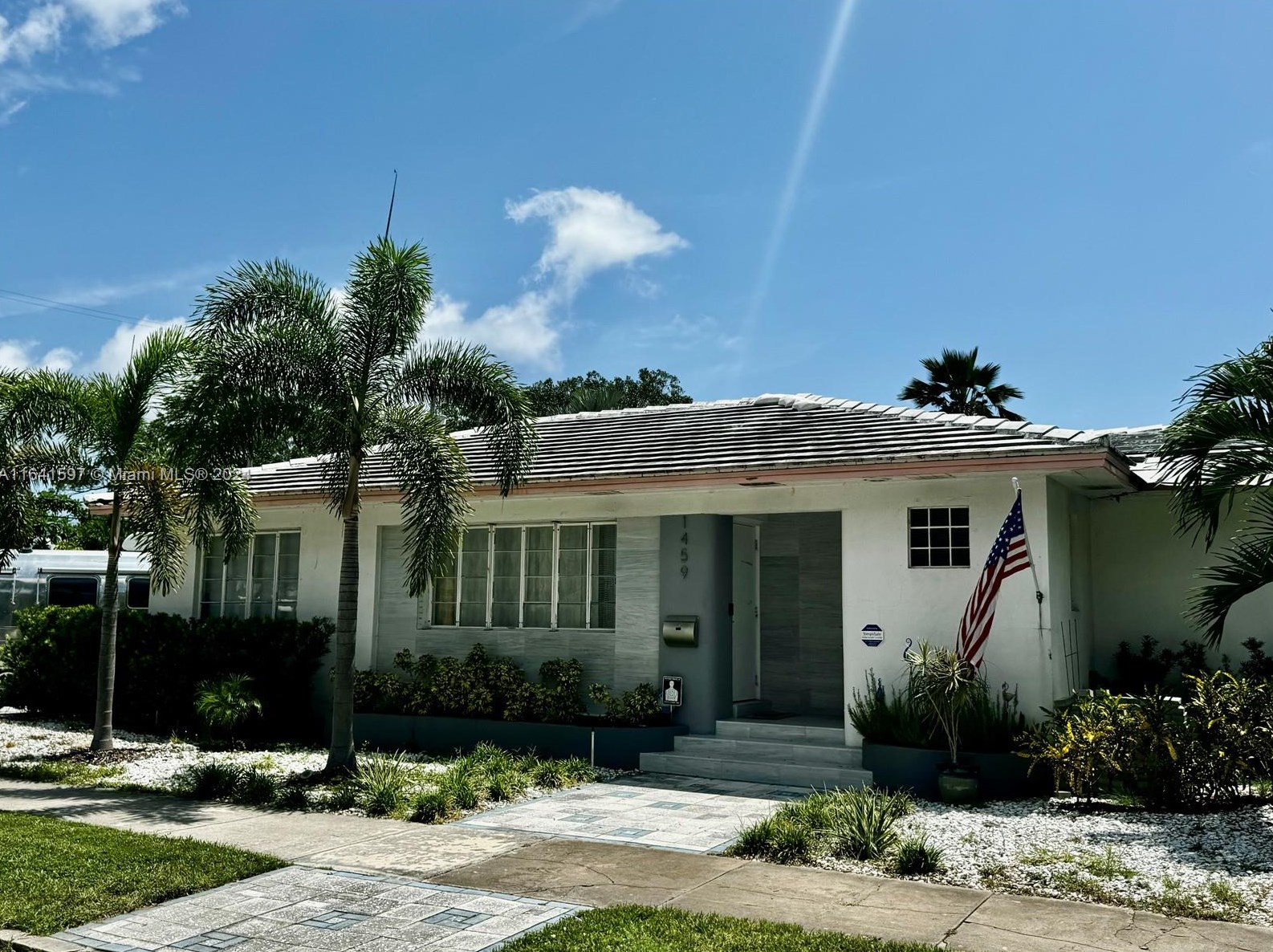 1459 Jefferson St, Hollywood FL 33019-1807 exterior