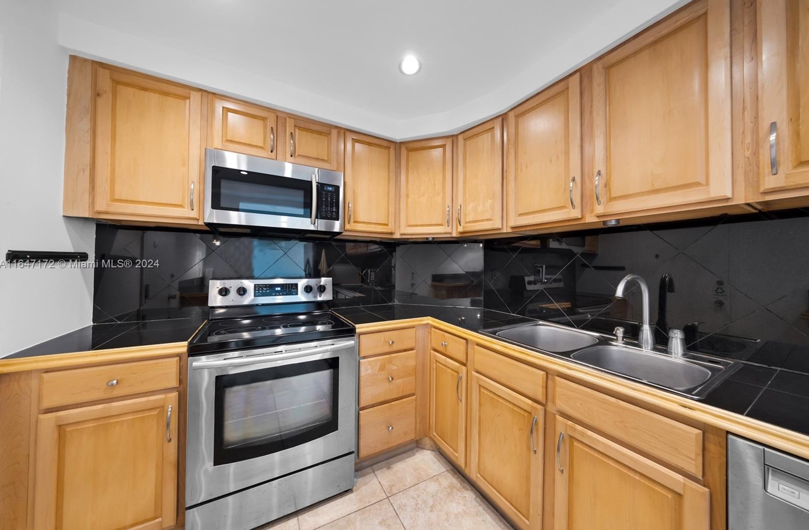 500 Bayview Dr, Miami FL  33160-4710 exterior