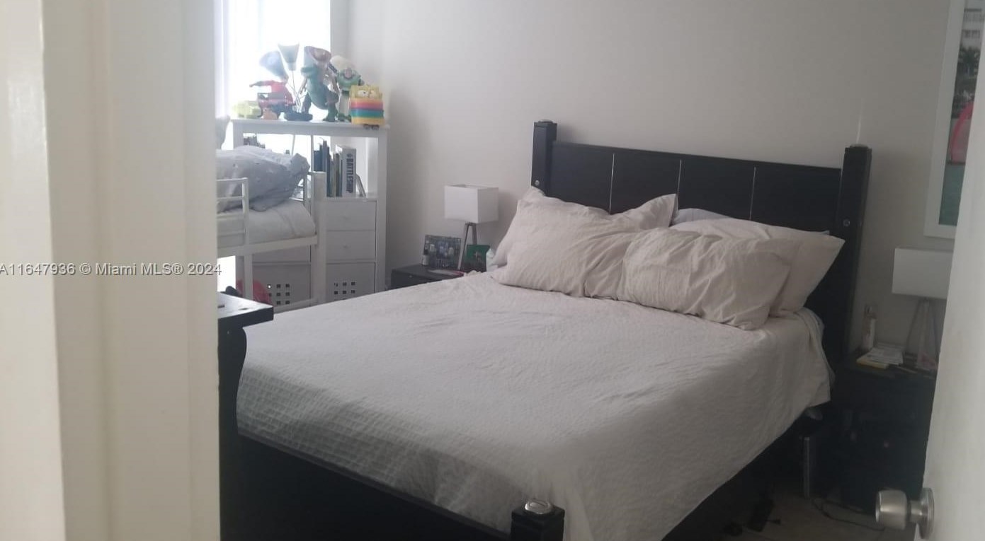 17021 Bay Rd, Miami FL 33160-3684 exterior