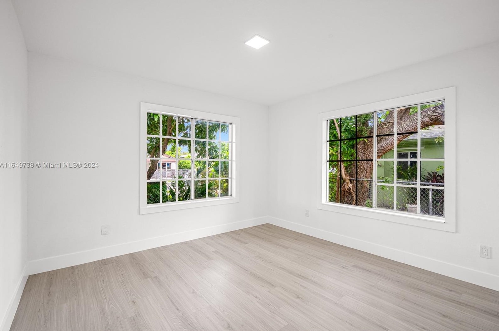 1424 73rd St, Miami FL 33147-6422 exterior