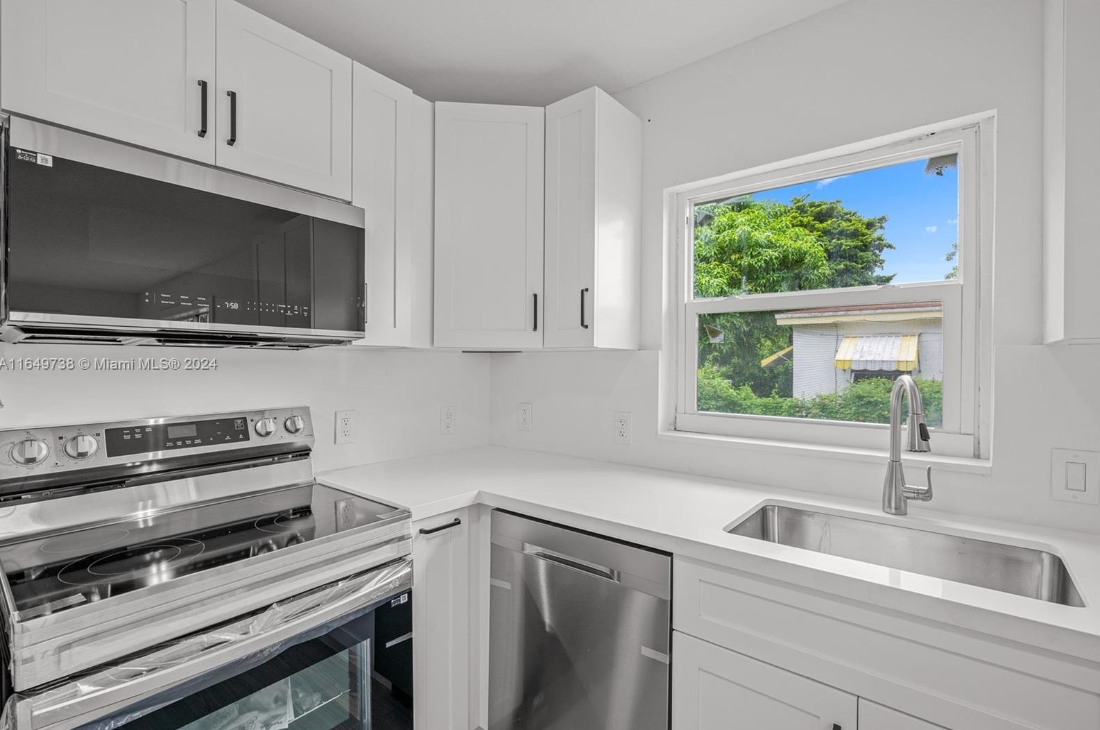 1424 73rd St, Miami FL 33147-6422 exterior