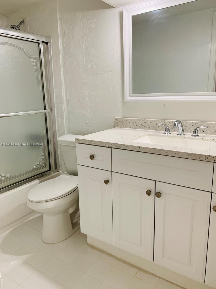 6900 Kendall Dr, Miami FL 33156-1574 exterior