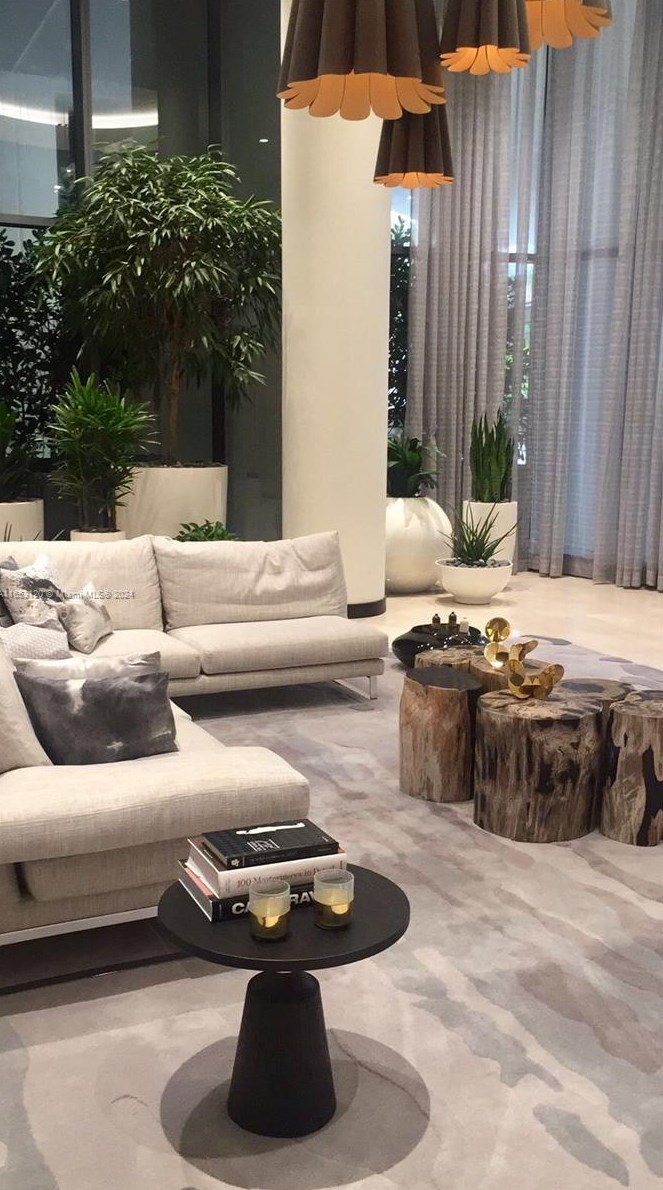 55 9th St, Miami FL 33132-1714 exterior