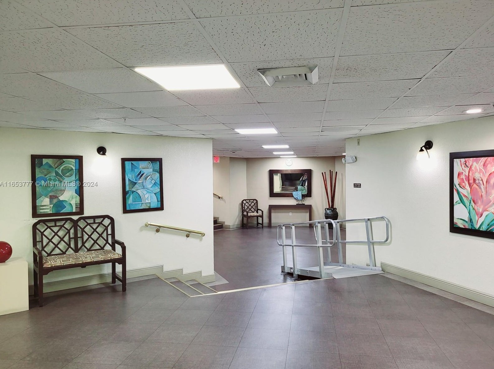 10854 Kendall Dr, Miami FL exterior