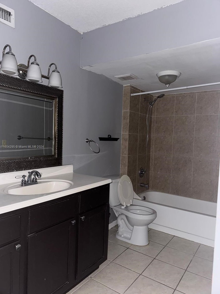 6280 186th St, Hialeah FL  33015-6093 exterior