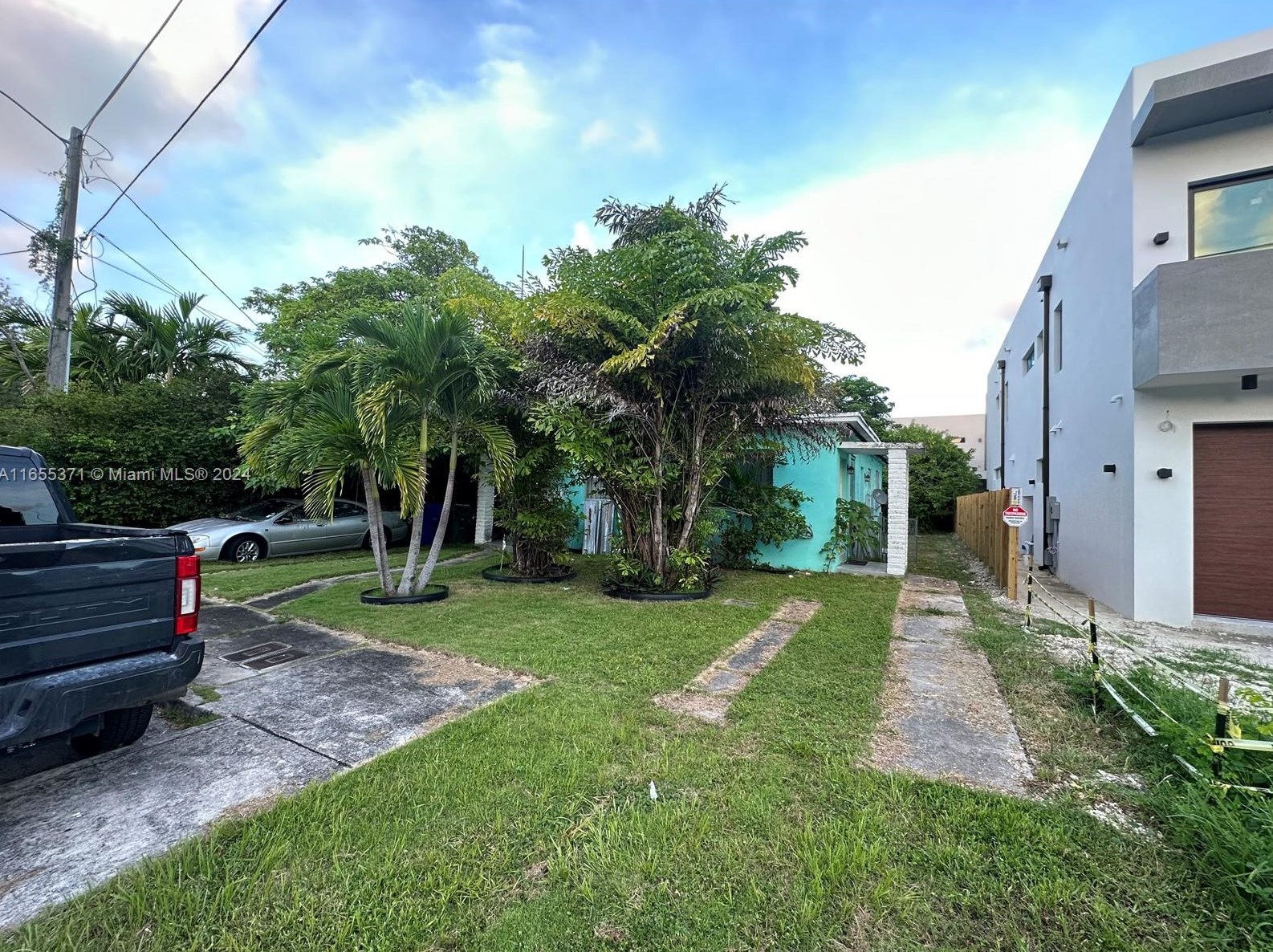 3111 Plz, Miami FL 33133-4946 exterior
