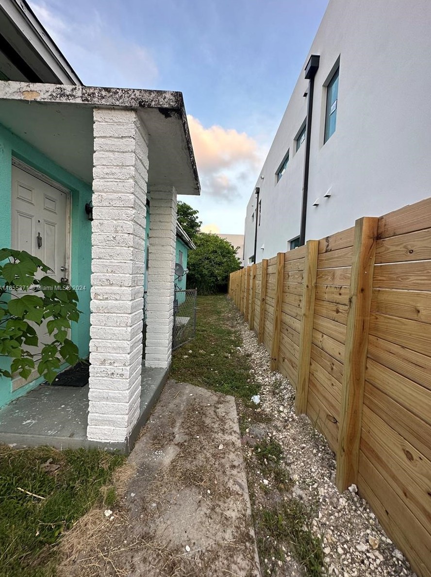 3111 Plz, Miami FL 33133-4946 exterior