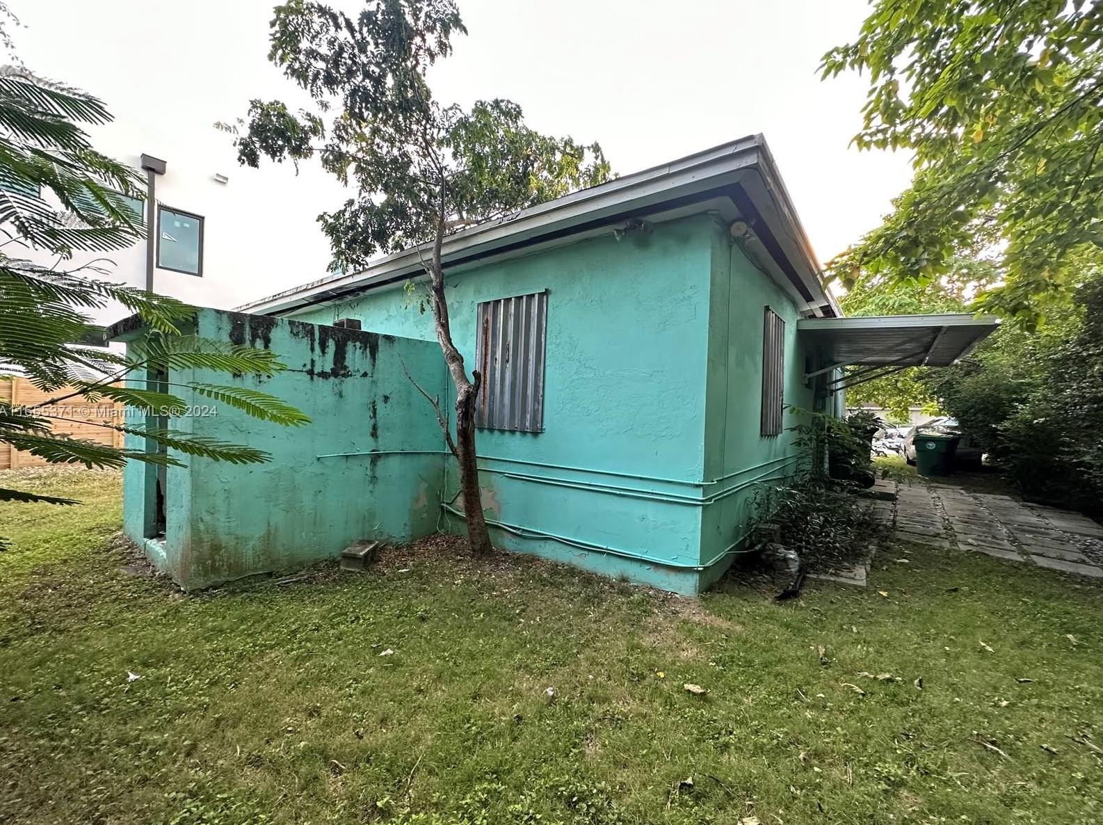 3111 Plz, Miami FL 33133-4946 exterior
