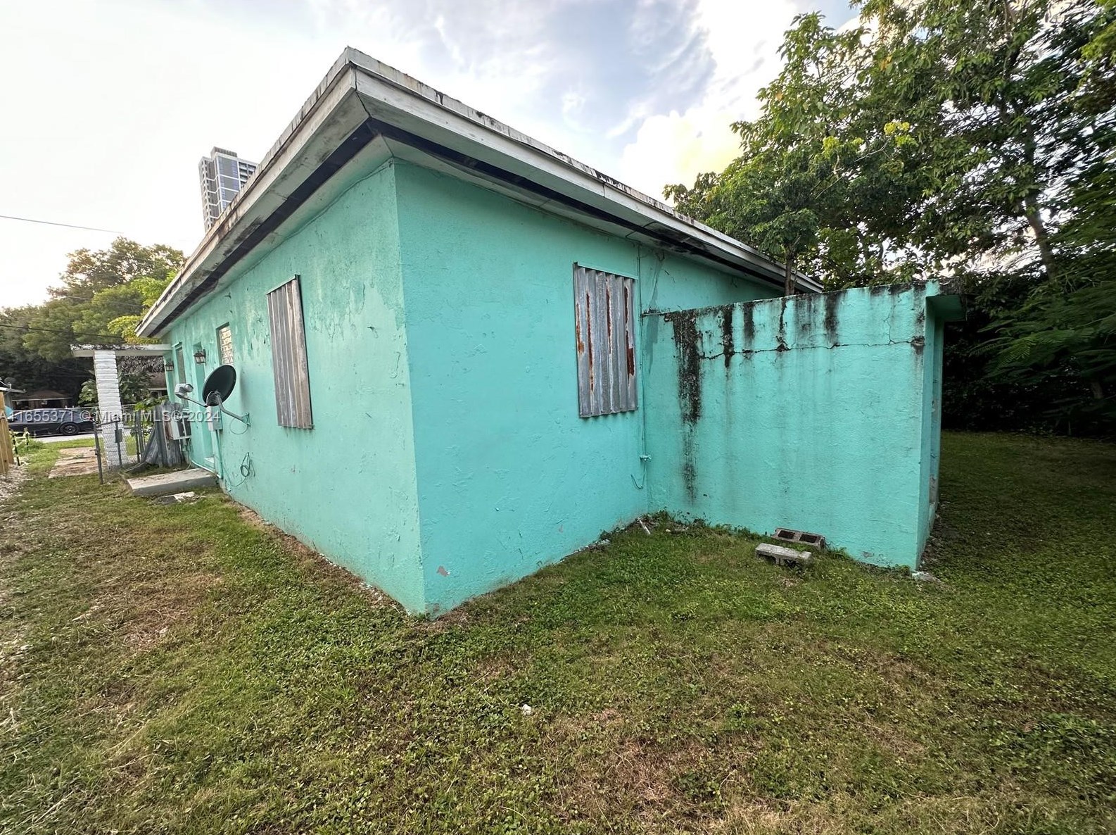 3111 Plz, Miami FL 33133-4946 exterior