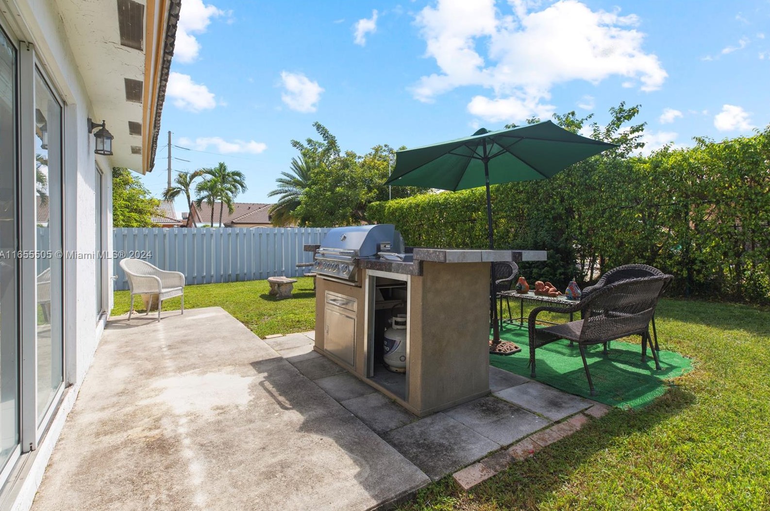 3864 145 Ave, Miami FL 33175-7834 exterior