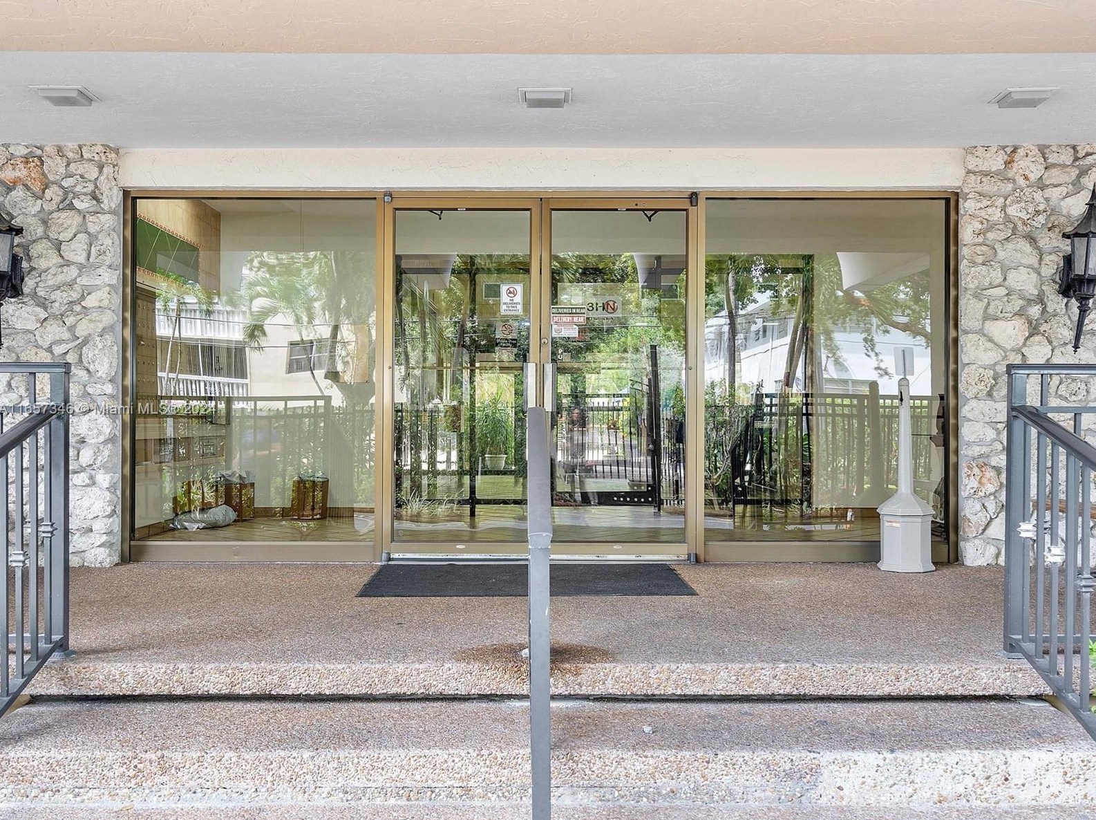 1470 125th Ter, Miami FL  33161-5260 exterior