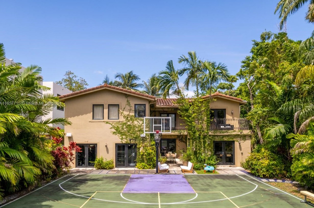 5069 Bay Rd, Miami FL 33140-2008 exterior