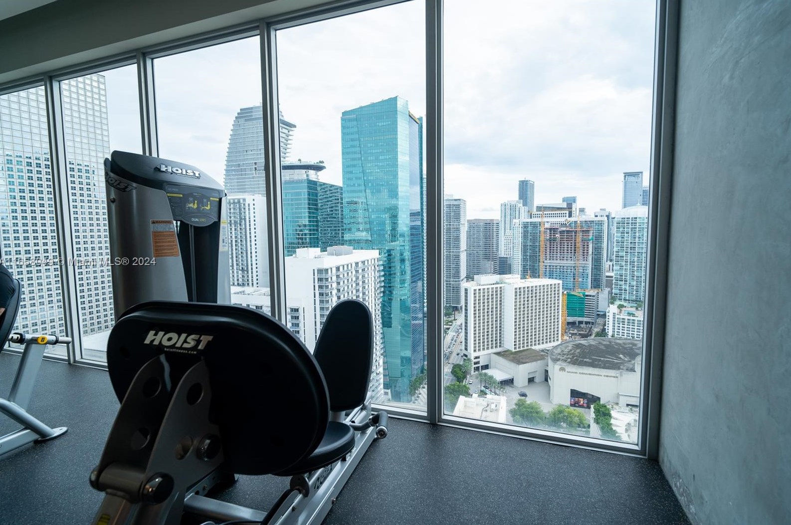 151 1st St, Miami FL 33132-2501 exterior