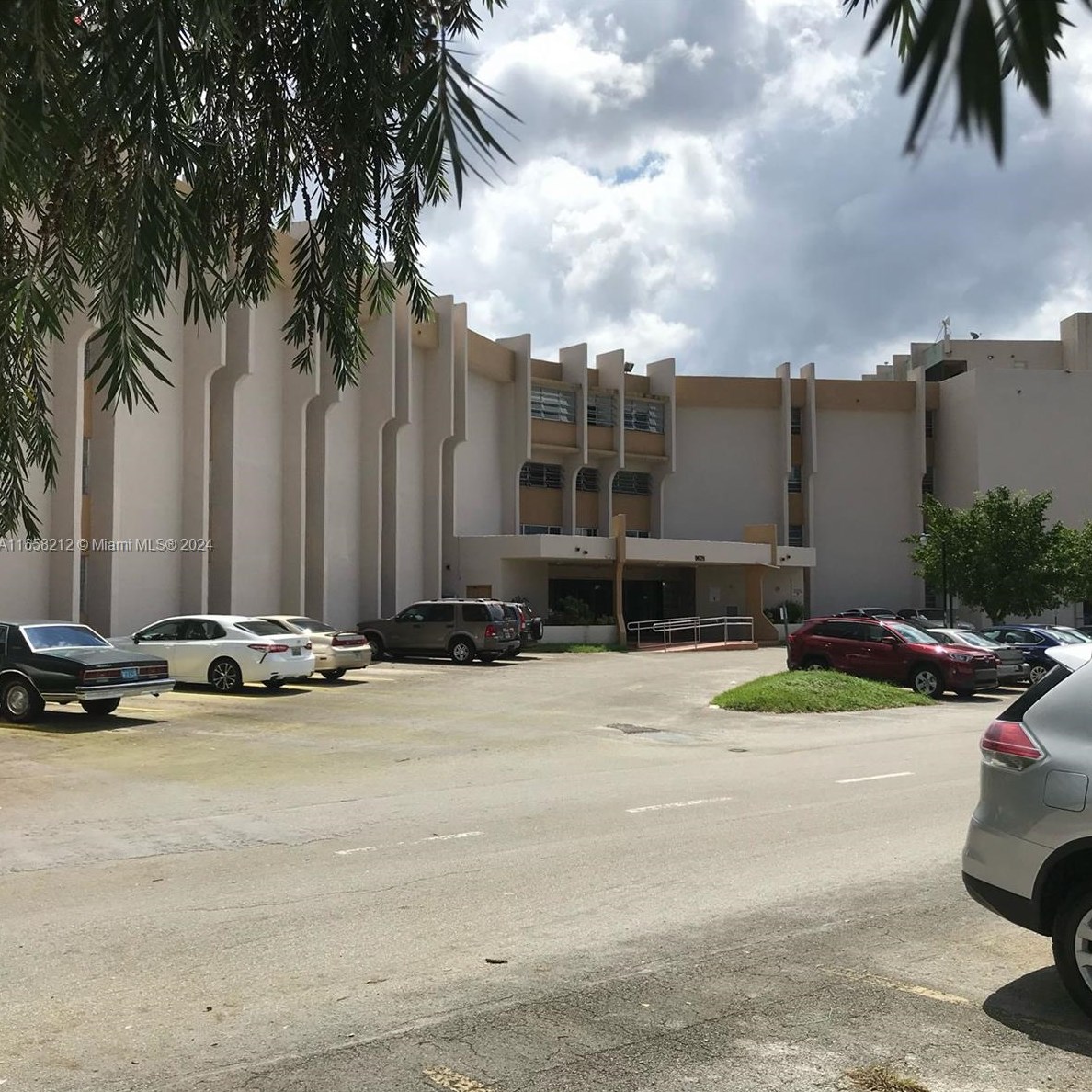 9678 Fontainebleau Blvd, Miami FL  33172-4163 exterior