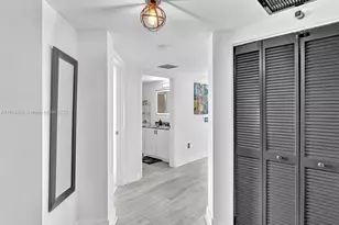 41 SE 5th St, Miami, FL 33131 - Photo 5