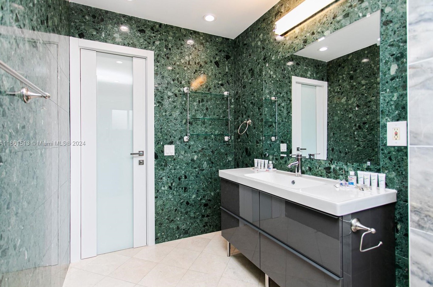 1045 Hollywood Blvd, Hollywood FL 33019-1515 exterior