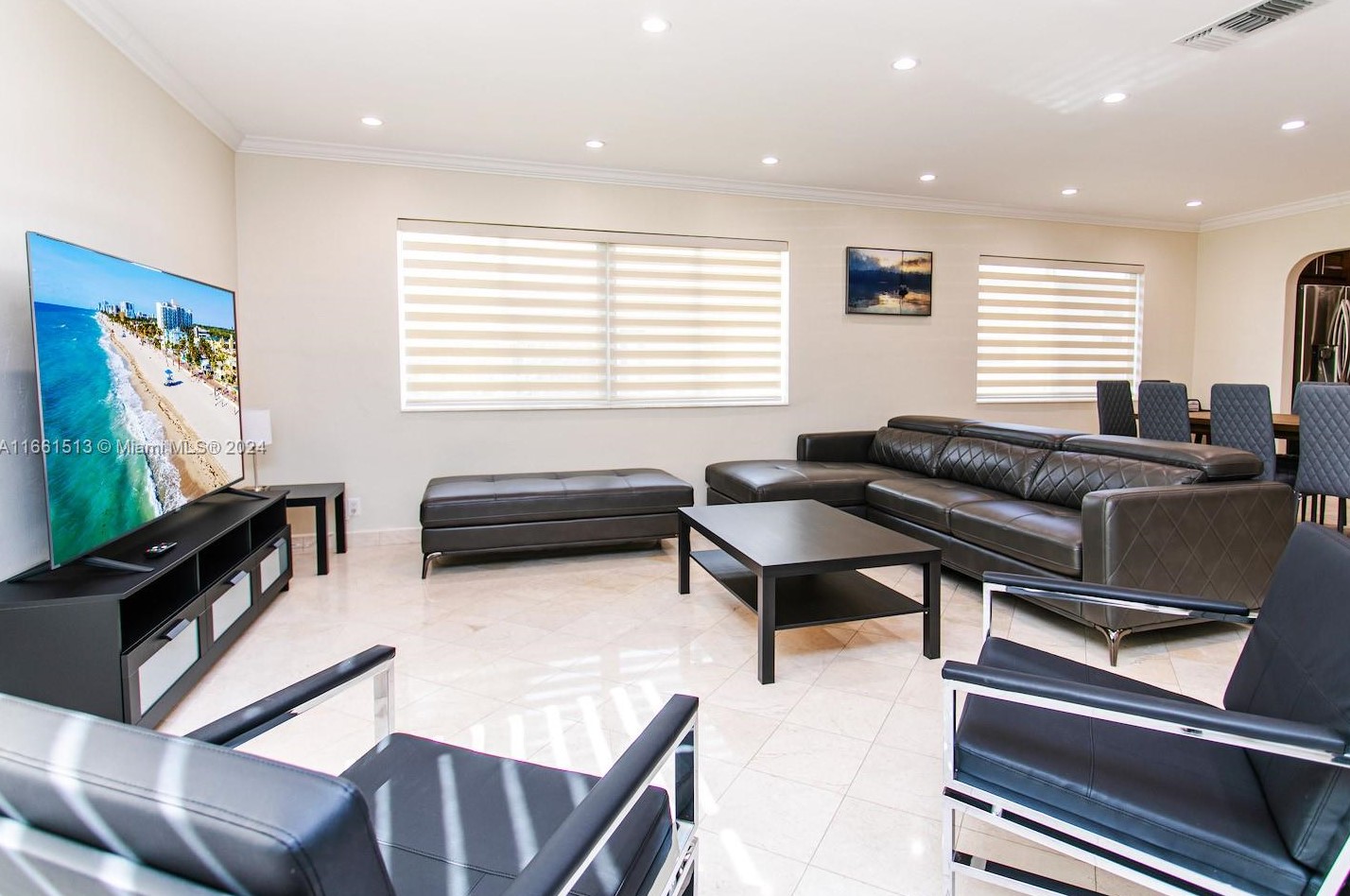 1045 Hollywood Blvd, Hollywood FL 33019-1515 exterior