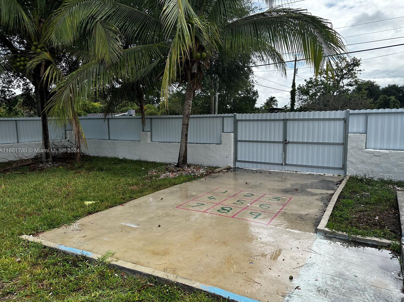 1805 175 St, Miami FL 33056-4840 exterior