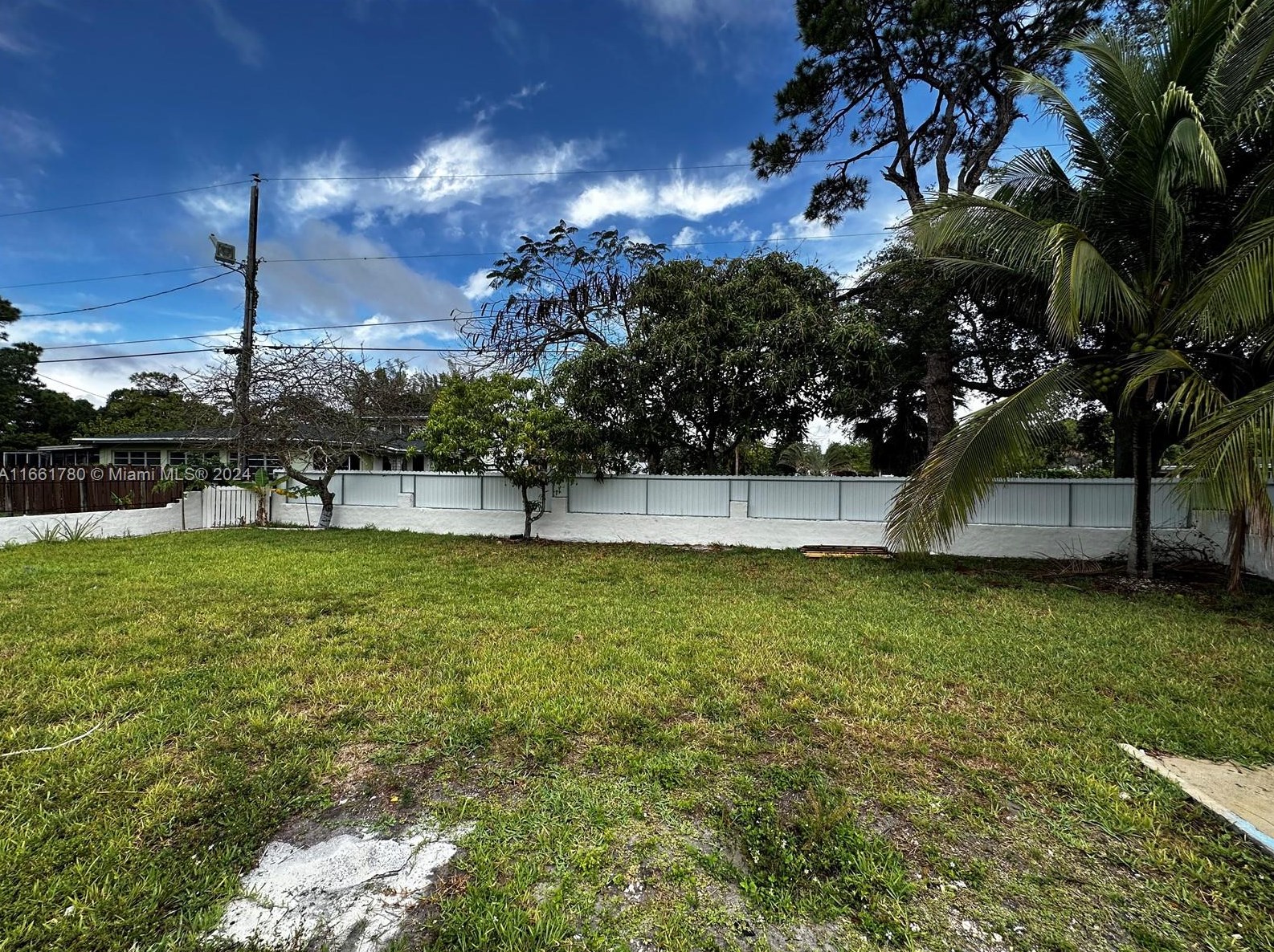 1805 175 St, Miami FL 33056-4840 exterior