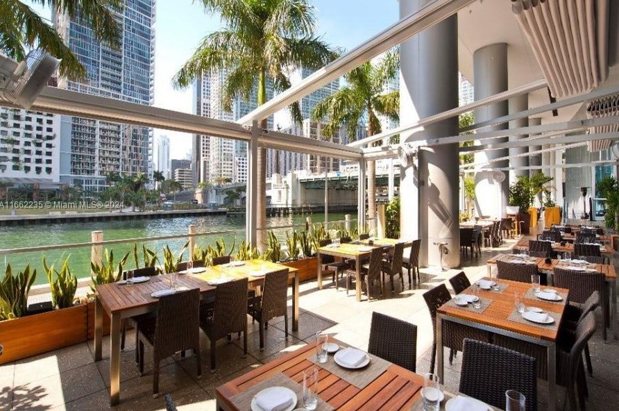 200 Biscayne Boulevard Way, Miami FL 33131-2154 exterior