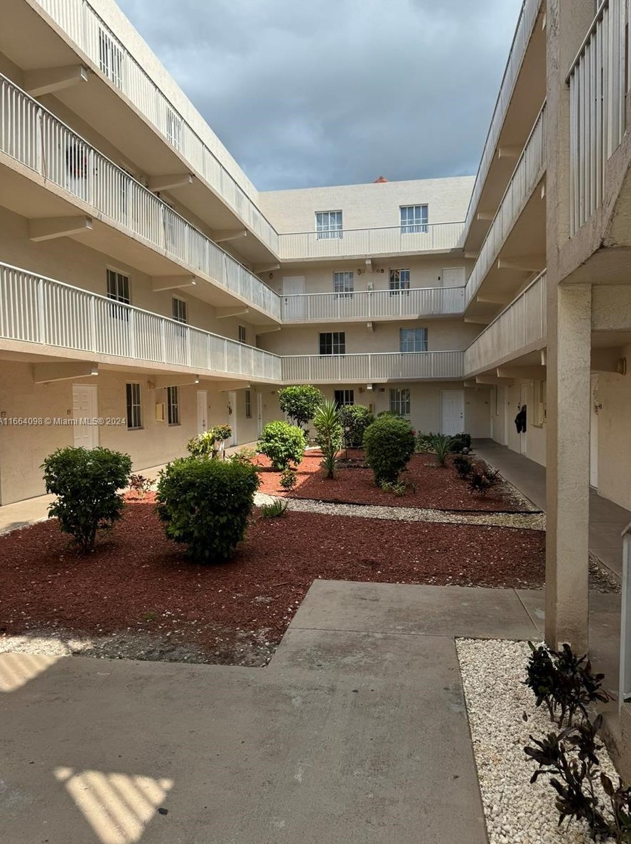 6045 186th St, Hialeah FL  33015-6098 exterior