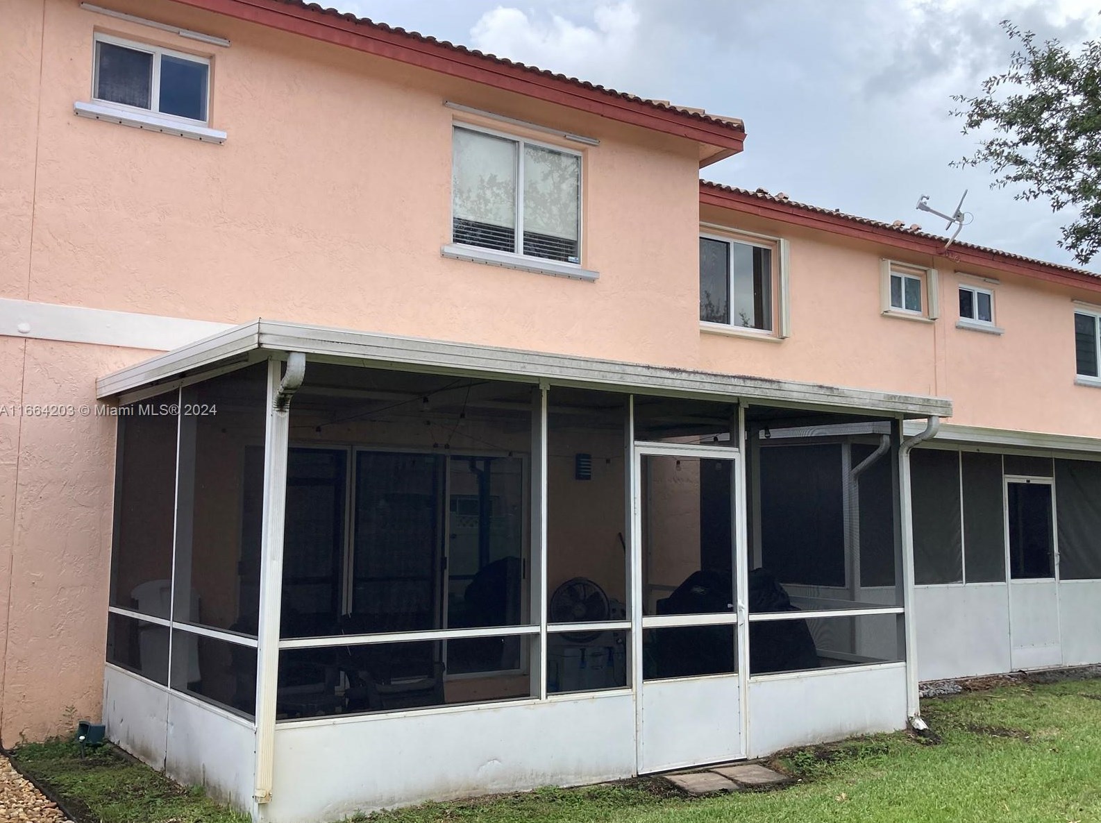 607 208th Dr, Hollywood FL  33029-2152 exterior