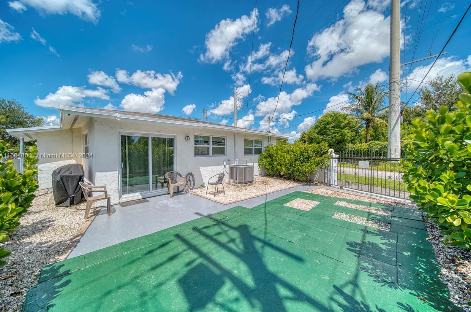 2000 Service Rd, Miami FL 33054-3753 exterior