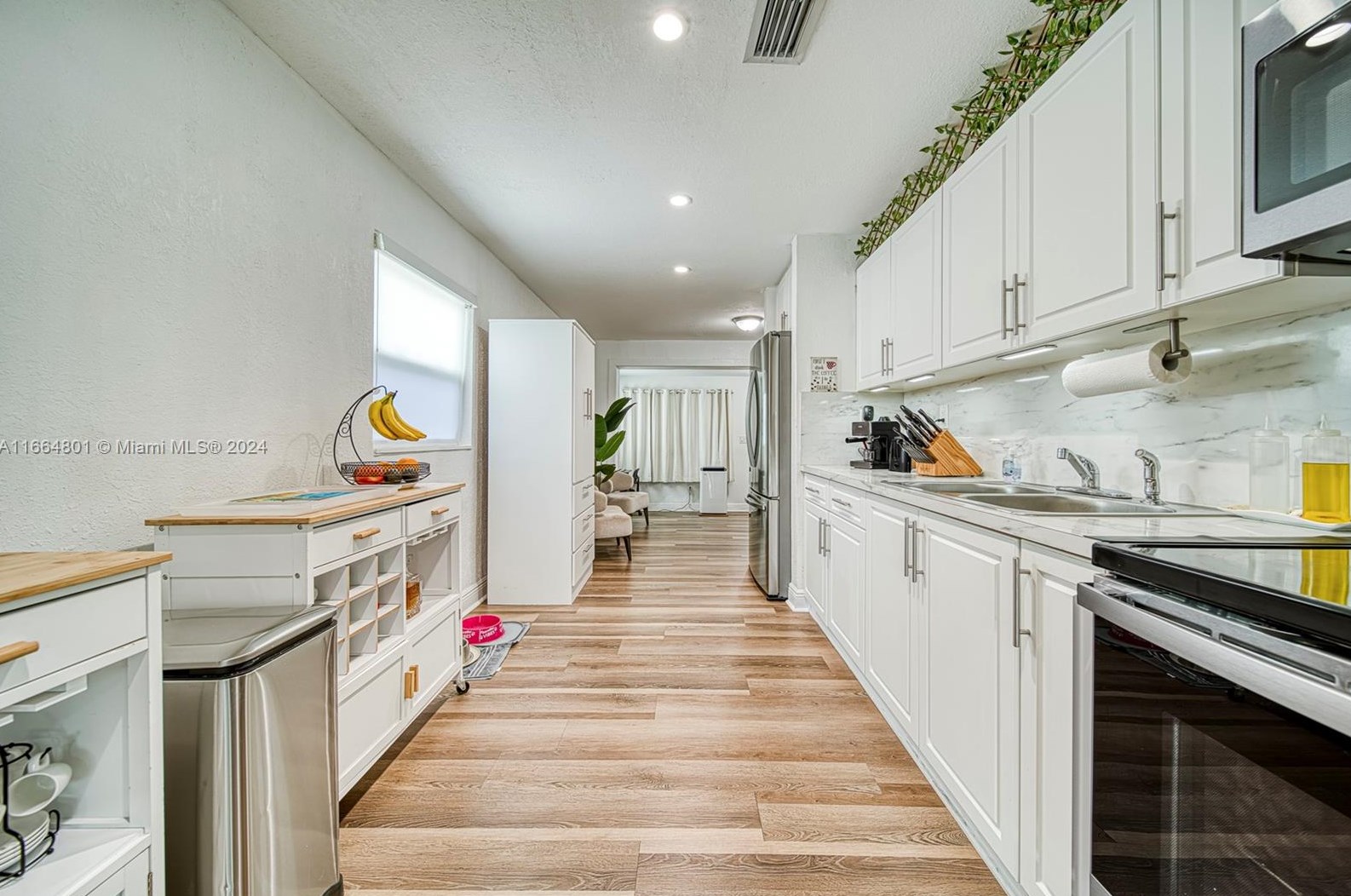 2000 Service Rd, Miami FL 33054-3753 exterior