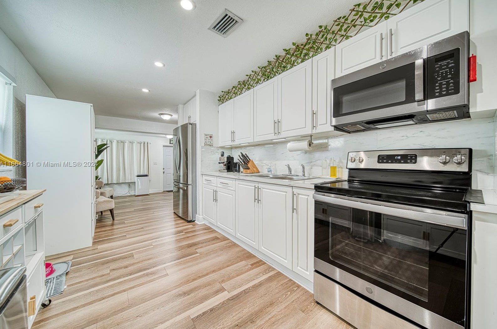 2000 Service Rd, Miami FL 33054-3753 exterior