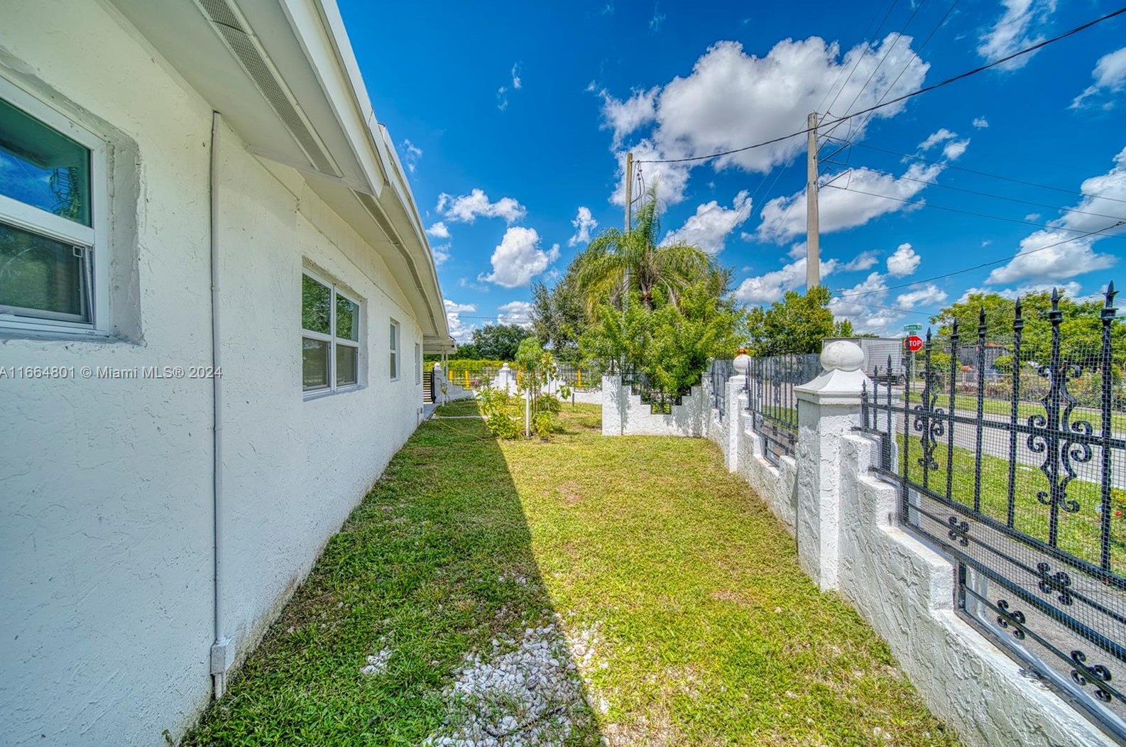 2000 Service Rd, Miami FL 33054-3753 exterior