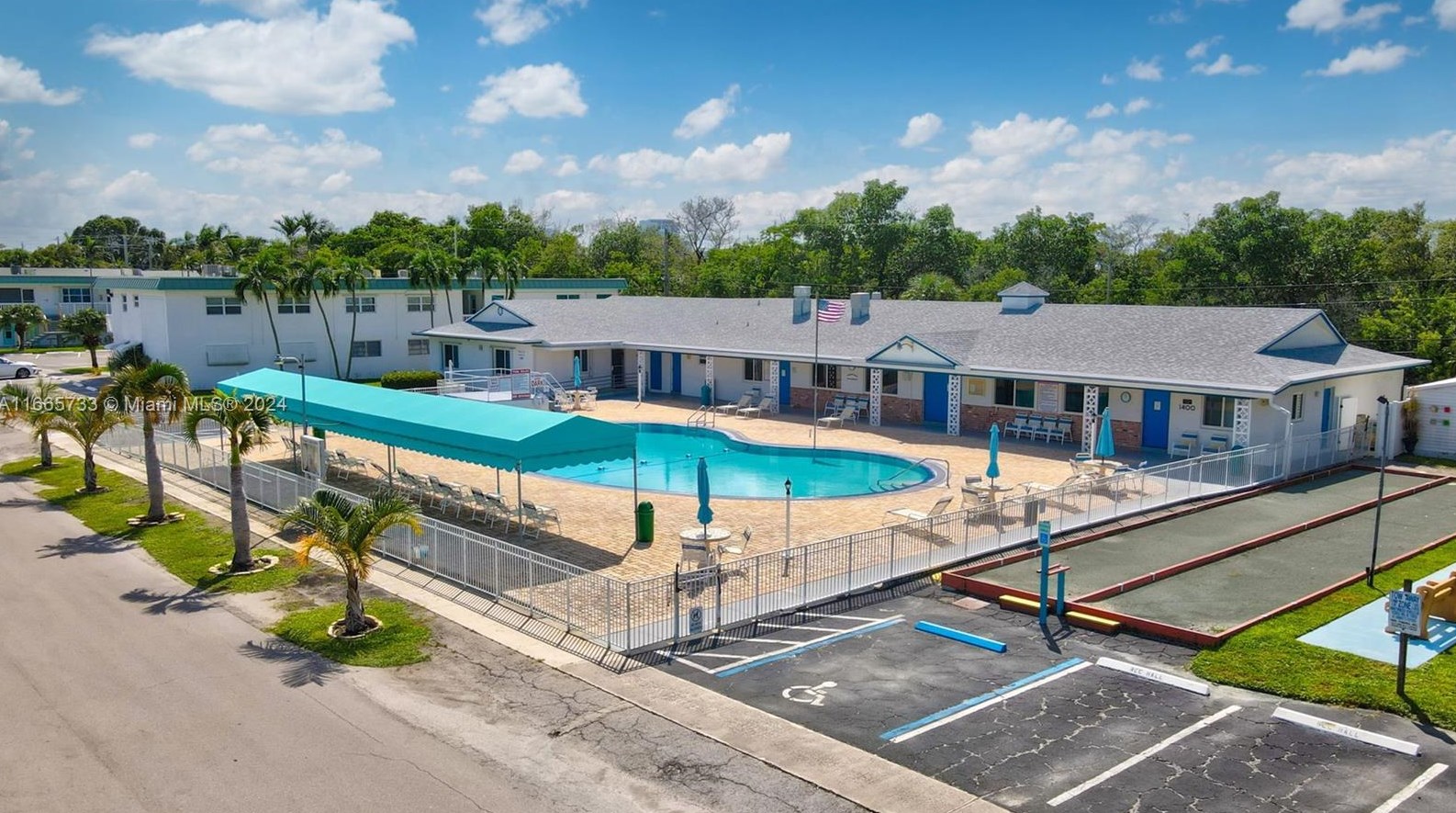 1455 12th Ct, Hollywood FL  33019-3261 exterior