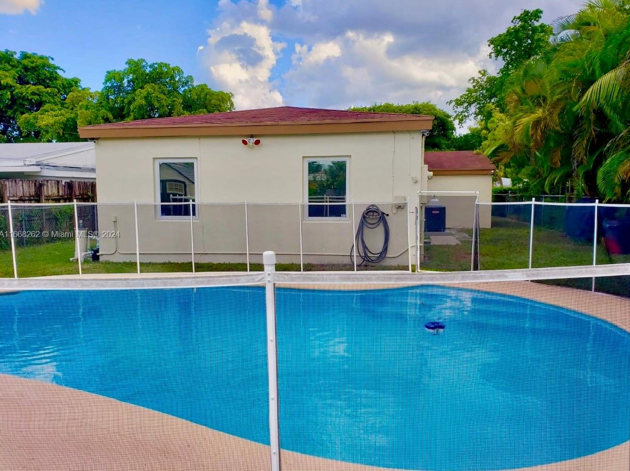 1423 175 St, Miami FL 33162-1356 exterior