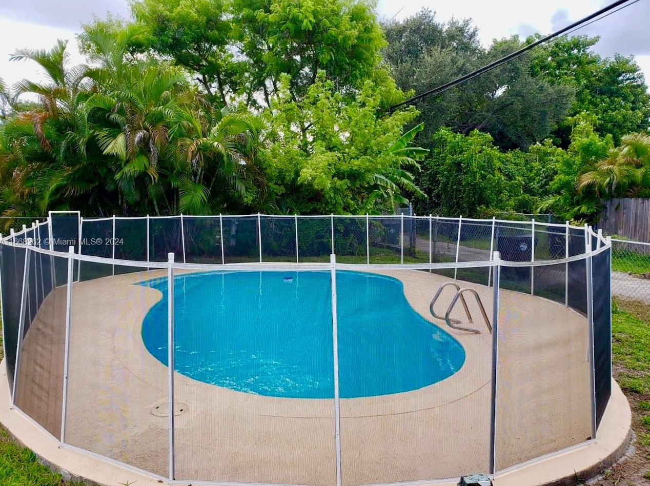 1423 175 St, Miami FL 33162-1356 exterior