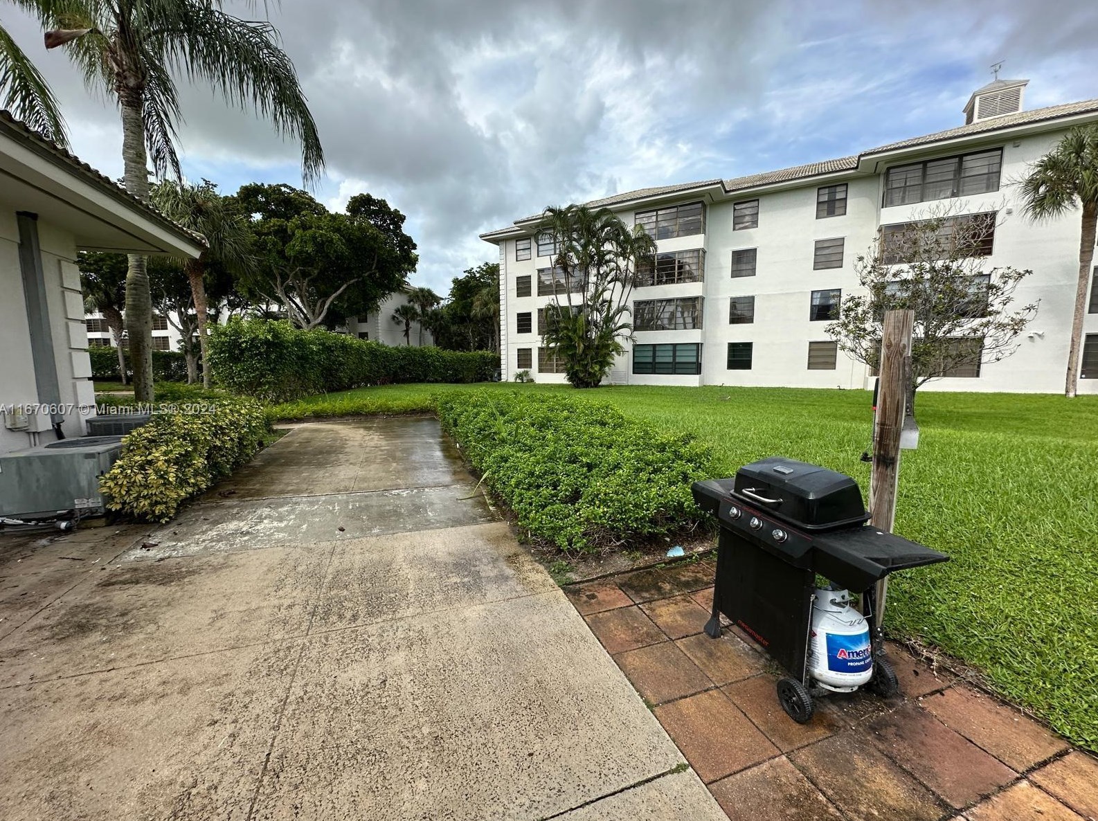 3650 Whitehall Dr, West Palm Beach FL  33401-1091 exterior